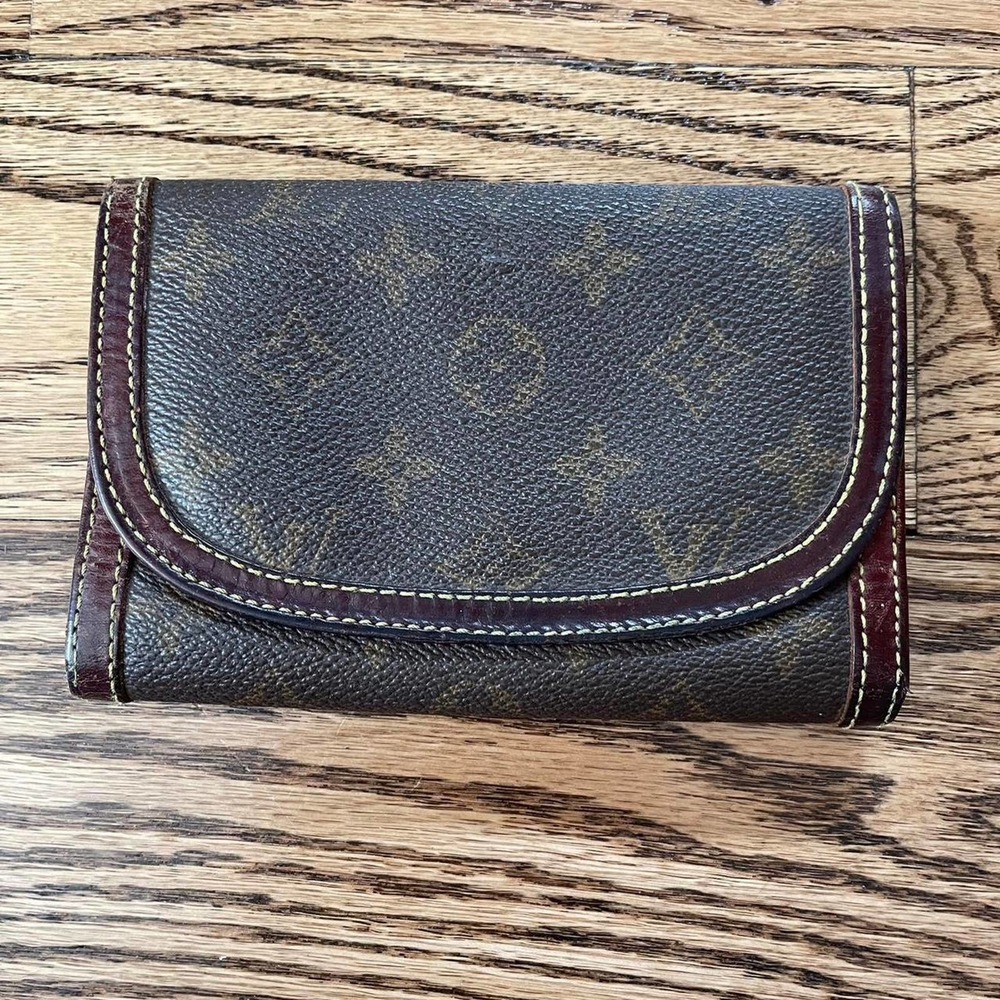 Beautiful vintage louis vuitton wallet